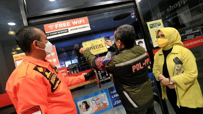 Satpol PP Kota Bandung menyegel toko modern karena melanggar jam operasional