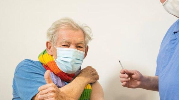 Sir Ian McKellen terima vaksin COVID-19