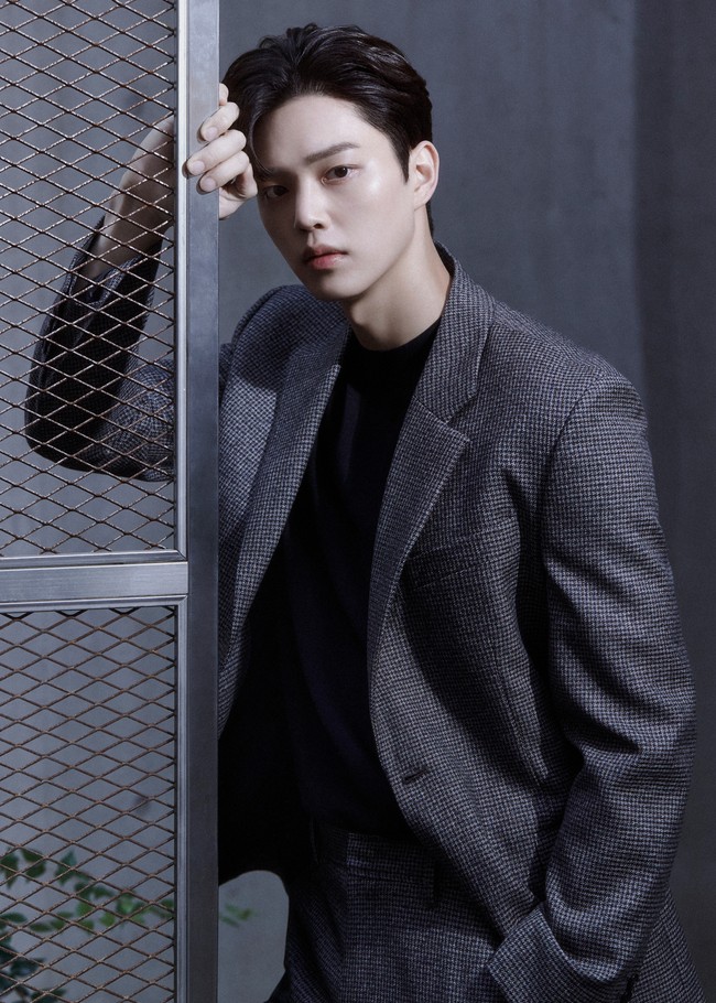 Song Kang populer sebagai Hwang Sun Oh di drama Korea Love Alarm. Aktor Korea ini memulai debut aktingnya pada 2017 lewat drakor The Liar and His Lover dan kini membintangi drakor Navillera. Foto: (dok. Netflix)