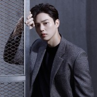 Song Kang populer sebagai Hwang Sun Oh di drama Korea Love Alarm. Aktor Korea ini memulai debut aktingnya pada 2017 lewat drakor The Liar and His Lover dan kini membintangi drakor Navillera. Foto: (dok. Netflix)