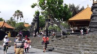 Pura Tanah Lot sendiri baru buka sekitar sebulan lalu. Dengan era new normal, pengunjung Tanah Lot harus mentaati protokol kesehatan yang berlaku. 