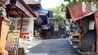 Komplek pertokoan yang menjual suvenir di Tanah Lot sangat sepi.