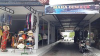 Biasanya, destinasi Tanah Lot tak pernah sepi oleh wisatawan.