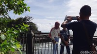 Semakin sore, pengunjung mulai berdatangan. Kebanyakan dari mereka datang pada waktu air surut untuk melihat sunset. Memang, sunset Pura Tanah Lot sangat indah. 