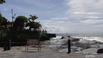 Potret Tanah Lot dan Pantai Seminyak Bali, Begitu Sepi Hari Ini