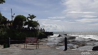 Pura Tanah Lot menjadi ikon dari kawasan Tanah Lot. Tak ayal, pura ini selalu ramai dengan wisatawan. Apalagi ada mitos goa ular suci sang pengabul permohonan yang membayanginya.