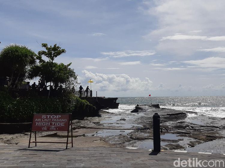 Potret Tanah Lot dan Pantai Seminyak Bali, Begitu Sepi Hari Ini