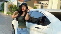 Tania Ayu juga terlihat kerap bergaya di depan mobil. Salah satunya dengan sedan Honda City ini. Foto: Instagram @taniayusiregarofficial