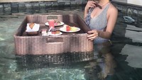 Menikmati floating breakfast, Tania siap menyantap buah segar, roti dan segelas jus segar. Eiits tapi Tania juga sebenarnya mencari nasi putih nih. Foto: instagram @taniaayusiregar