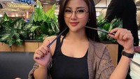 Happy dinner, tulis Tania dalam keterangan fotonya. Ia sudah siap makan dengan dua sumpit di tangannya. Tapi makanannya belum datang nih. Foto: instagram @taniaayusiregar