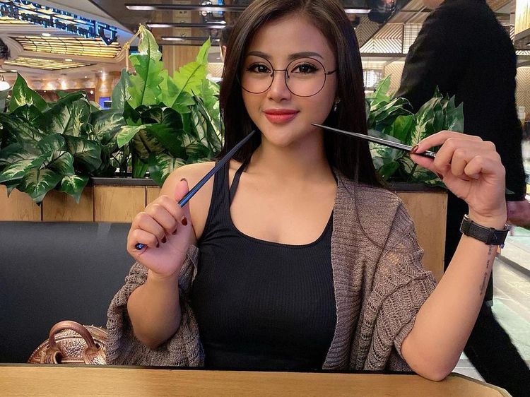 Tania Ayu Siregar, Sering Tampil Seksi Saat Makan dan Masak