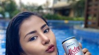Lewat instagramnya @taniaayusiregar, wanita ini kerap menampilkan momen kulinernya. Lihat saja saat ia habis berenang lalu menikmati minuman dingin. Foto: instagram @taniaayusiregar