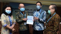 Direktur Utama PT Bank J Trust Indonesia Tbk (J Trust Bank) Ritsuo Fukadai bersama jajaran direksi Helmi A Hidayat, Felix I Hartadi, Fransisca Rita Gosal berbincang seusai Public Expose (PE) atau Paparan Publik Kinerja Perusahaan, di Jakarta, Jumat (18/12/2020). Foto: dok. Jtrust Bank