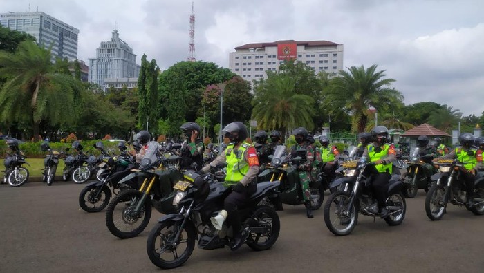 Tim Pemburu COVID-19 menggelar operasi kemanusiaan