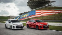 Toyota Vios GR Sport dibekali sistem transmisi Continuosly Variable Transmission(CVT) 10-percepatan yang memiliki Sports Mode dan paddle shifter di area kemudi. Klaimnya, mobil ini menggunakan konfigurasi CVT terbaru, sehingga menjadi lebih responsif. Putaran RPM juga dikatakan dibuat tinggi untuk memberi respons di putaran atas. Foto: UMW Toyota