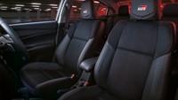Agar selaras dengan tampilan luar, bagian interior mobil ini juga dibikin sporty dengan nuansa serba hitam, dengan detail jahitan benang warna merah pada bagian kursi. Di samping itu, disematkan pula logo GR pada sandaran kepala, tombol engine start stop, panel instrumen, dan karpet bawah, termasuk di  panel layar sentuh 4,2 inci, juga disematkan animasi GR. Foto: UMW Toyota