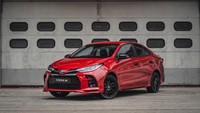 Penampilan itu disempurnakan lagi dengan pelek alloy 17 inci yang dibalut profil ban 205/45 R17. Aspek pengendalian juga ditingkatkan dengan setingan di bagian suspensi. Foto: UMW Toyota