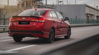 Sedan itu telah dipasang dengan aerokit agresif dan bemper yang mirip GR Yaris. Pada bemper belakang telah dilengkapi diffuser, spoiler, skirting, dan juga kaca spion berwarna hitam. Foto: UMW Toyota