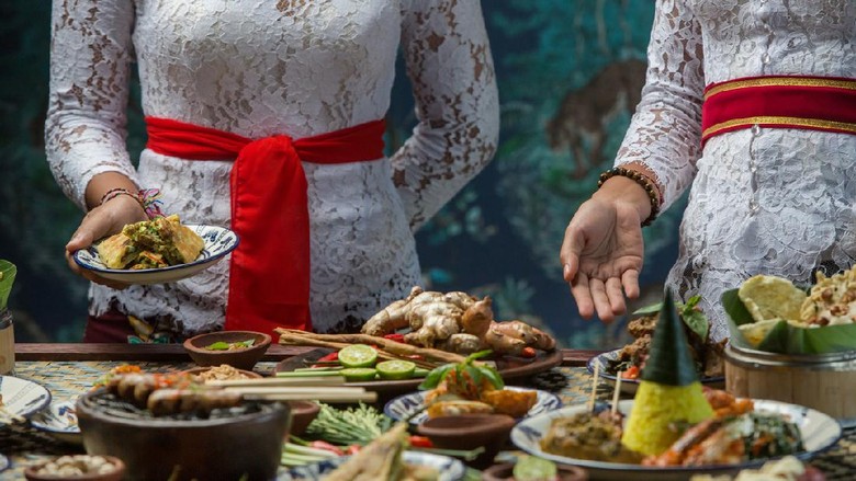 Tradisi Ngejot di Bali, Masyarakat Saling Antar Makanan Saat Natal