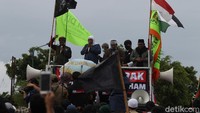 Pantauan detikcom, aksi tersebut berlangsung di Titik Nol Kilometer Yogyakarta. Tampak beberapa peserta membentangkan spanduk bertuliskan Usut Tuntas Pembunuhan 6 Laskar FPI. Terdengar pula orator mengajak peserta untuk meneriakkan takbir di sela-sela orasinya.