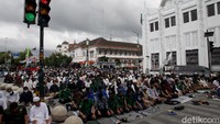 Diketahui aksi tersebut ditutup dengan melaksanakan salat berjamaah.