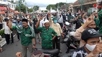 Massa yang tergabung dalam Forum Ukhuwah Islamiyah (FUI) Daerah Istimewa Yogyakarta (DIY) melakukan aksi damai Yogya Bergerak untuk Keadilan dan HAM di kawasan Yogyakarta, Jumat (18/12/2020).