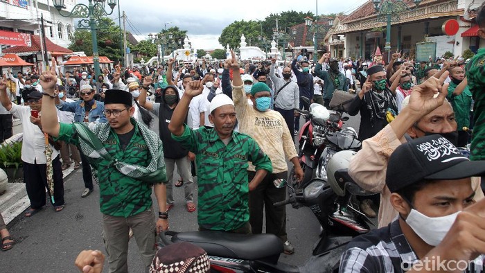 Sejumlah warga menggelar aksi di Titik Nol Kilometer Yogyakarta. Dalam aksi itu mereka tuntut Habib Rizieq dibebaskan serta ungkap kasus tewasnya 6 laskar FPI.