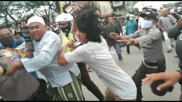 Video viral pemukulan polisi saat aksi 1812 di Pontianak