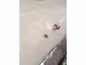 Viral Pria Heroik Selamatkan Bocah Hanyut di Sungai Surabaya