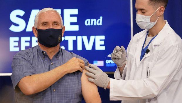 Wapres AS Mike Pence disuntik vaksin Pfizer-BioNTech. (AP Photo/Andrew Harnik)