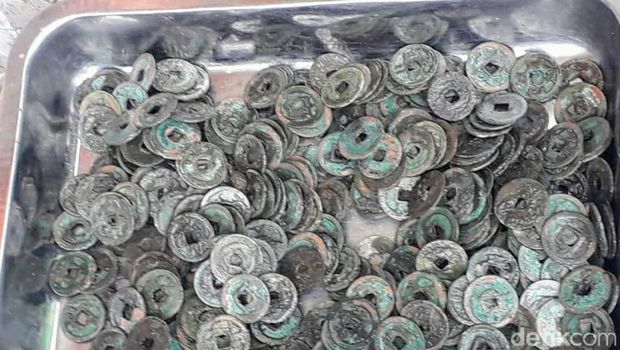 Warga Bondowoso Temukan Kepingan Logam Kuno Diduga Peninggalan Purbakala