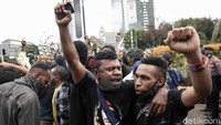 Mereka berorasi menyuarakan aspirasinya.
