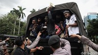 Petugas membubarkan aksi tersebut.