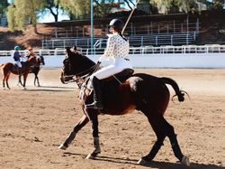Gaya Glamour Putri Juragan Komputer Berharta Rp 566 Triliun