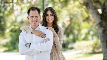 Alexa Dell bersama sang ayah, Michael Dell. Michael Dell punya 4 orang anak dari pernikahannya, Alexa adalah anak pertama. Michael termasuk orang terkaya di dunia berkat kesuksesan perusahan Dell. Harta terkininya menurut Forbes di kisaran USD 40,1 miliar atau sekitar Rp 566 triliun. Foto: Instagram