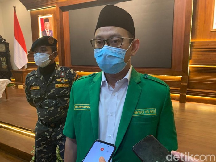 Kasatkorcab Banser Kabupaten Pasuruan, Kosim, memberikan dukungan pada pemerintah terkait vaksin COVID-19. Ia membuat video pernyataan siap disuntik vaksin setelah Presiden Jokowi.