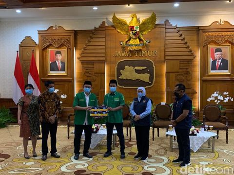 Kasatkorcab Banser Kabupaten Pasuruan, Kosim, memberikan dukungan pada pemerintah terkait vaksin COVID-19. Ia membuat video pernyataan siap disuntik vaksin setelah Presiden Jokowi.