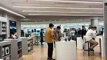 Antusiasme terhadap iPhone 12 diakui Erajaya tinggi di Indonesia. Bahkan saat masa pre order, sejumlah calon pembeli mengaku kesulitan mendapatkan barang. Foto: Karin Nur Secha