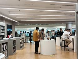 Potret Para Pembeli iPhone 12 di Senayan City