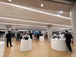 Potret Para Pembeli iPhone 12 di Senayan City