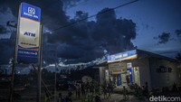 Masyarakat Kobalima, Kabupaten Malaka, Timor Tengah Selatan, NTT, mengantre untuk mengambil bantuan produktif usaha mikro (BPUM).