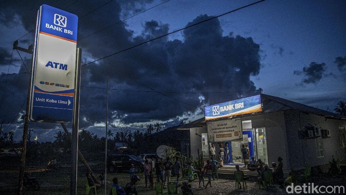 BRI Tak Kenal Waktu Melayani Masyarakat BRI menjadi salah satu bank yang ditunjuk untuk menyalurkan bantuan produktif usaha mikro (BPUM). Hampir setiap harinya, BRI kantor cabang Kobalima melayani masyarakat untuk mengambil bantuan.