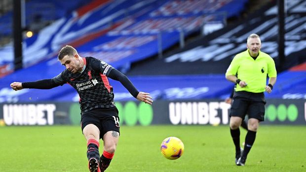 Liverpool's Jordan Henderson, left, scores his side's fourth goal during the English Premier League soccer match between Crystal Palace and Liverpool at Selhurst Park stadium in London, Saturday, Dec. 19, 2020. (Justin Setterfield/Pool via AP)