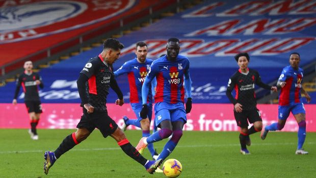 Liverpool's Roberto Firmino, left, scores his side's third goal during the English Premier League soccer match between Crystal Palace and Liverpool at Selhurst Park stadium in London, Saturday, Dec. 19, 2020. (Clive Rose/Pool via AP)
