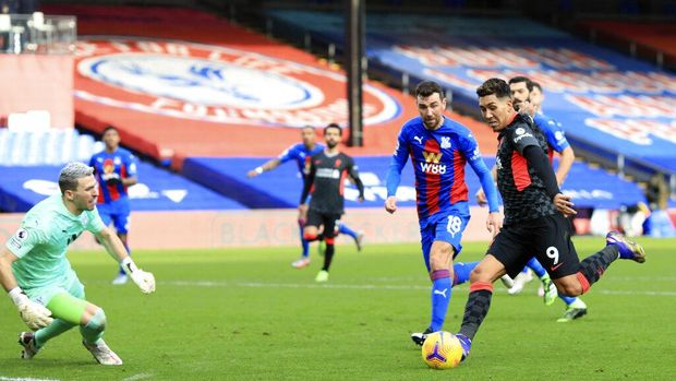 Liverpool's Roberto Firmino, right, scores his side's fifth goal during the English Premier League soccer match between Crystal Palace and Liverpool at Selhurst Park stadium in London, Saturday, Dec. 19, 2020. (Adam Davy/Pool via AP)