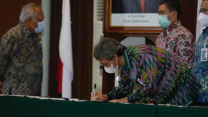 Dana FLPP untuk BTN di Tahun 2021 Rp 8,7 Triliun Direktur Consumer and Commercial Lending PT Bank Tabungan Negara (Persero) Tbk. Hirwandi Gafar menandatangi naskah Perjanjian Kerja Sama (PKS) disaksikan Menteri Pekerjaan Umum dan Perumahan Rakyat (PUPR) Basuki Hadimuljono dan Direktur Utama Pusat Pengelolaan Dana Pembiayaan Perumahan (PPDPP) Arief Sabaruddin di Jakarta, Jumat (18/12). Melalui PKS tersebut, Bank BTN resmi memperoleh dana Fasilitas Likuiditas Pembiayaan Perumahan (FLPP) senilai Rp8,7 triliun untuk disalurkan dalam bentuk Kredit Pemilikan Rumah (KPR) Sejahtera bagi 81.000 unit rumah pada 2021. Melalui fasilitas KPR subsidi tersebut, masyarakat berpenghasilan rendah bisa memiliki rumah dengan uang muka mulai 1% dan suku bunga 5% fixed hingga 20 tahun.