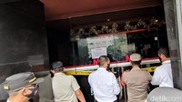 Satpol PP melakukan tindakan penyegelan secara permanen. 