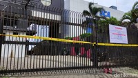 Garis kuning bertulisan Satpol PP DKI Jakarta juga sudah terpasang di depan pagar Diskotek New Monggo Mas