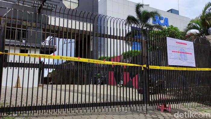 Satpol PP DKI Jakarta menyegel Diskotek New Monggo Mas di Jakarta Barat, Sabtu (19/12/2020). Penyebabnya, terdapat kasus narkoba dan Diskotek New Monggo Mas melanggar protokol kesehatan.