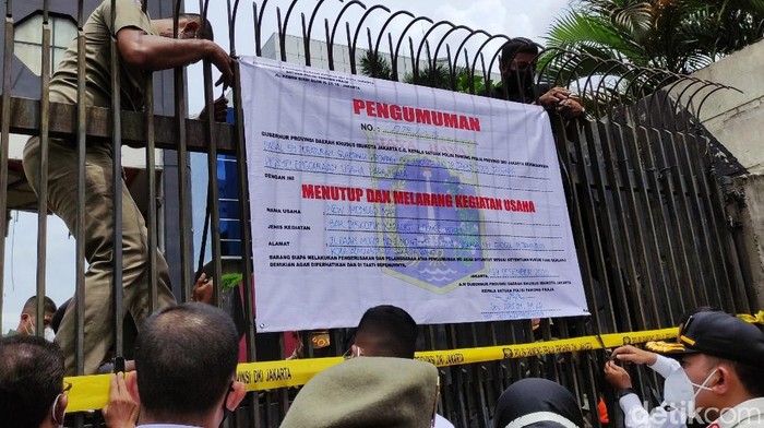 Satpol PP DKI Jakarta menyegel Diskotek New Monggo Mas di Jakarta Barat, Sabtu (19/12/2020). Penyebabnya, terdapat kasus narkoba dan Diskotek New Monggo Mas melanggar protokol kesehatan.